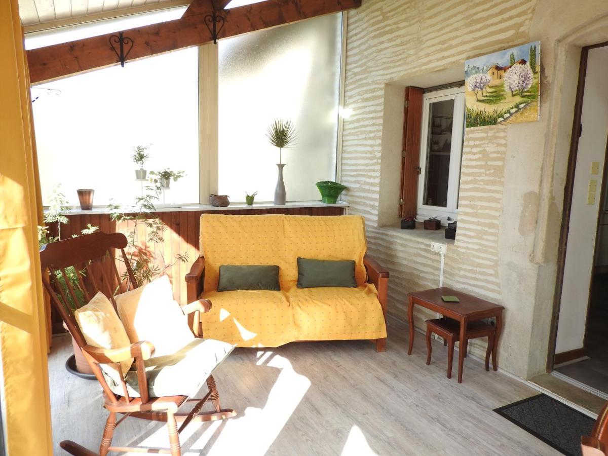 Gite De La Pierre Verte Saint-Lattier Ngoại thất bức ảnh